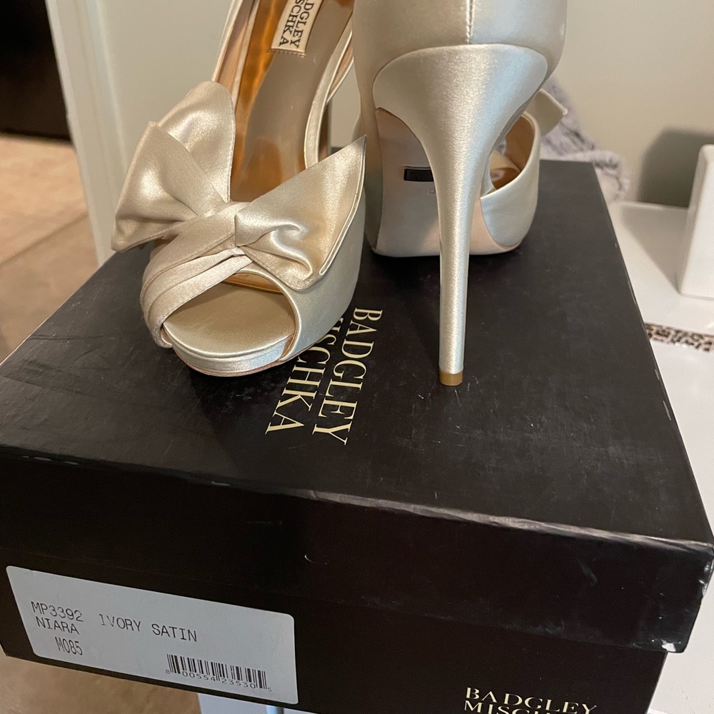 badgley mischka ivory satin